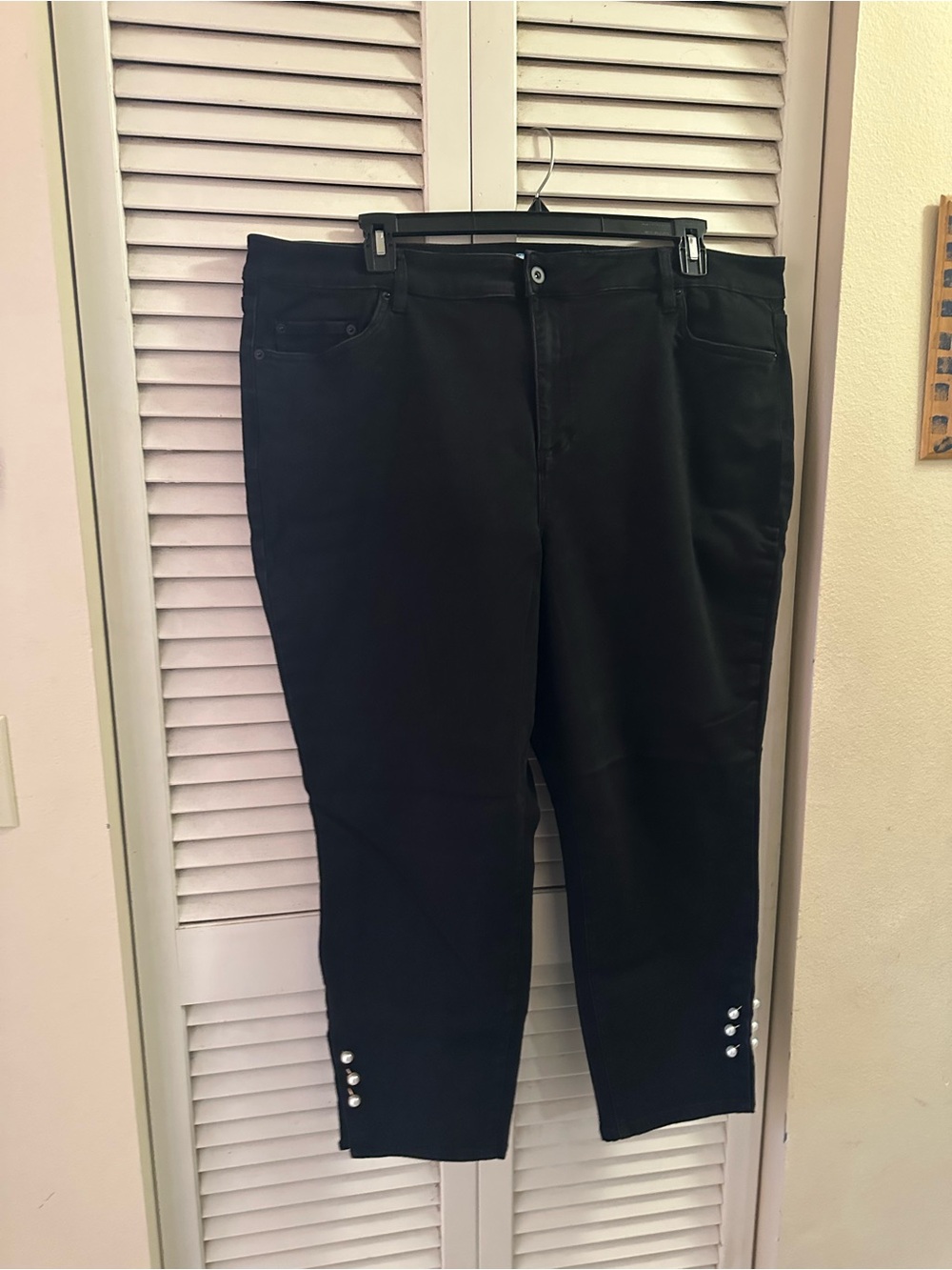 CeCe Black Cropped Stretch Jeans with Hem Buttons